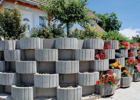 Aménagement de talus avec des éléments MAXIFLOR gris