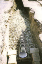 Tuyau de drainage posé dans une tranchée